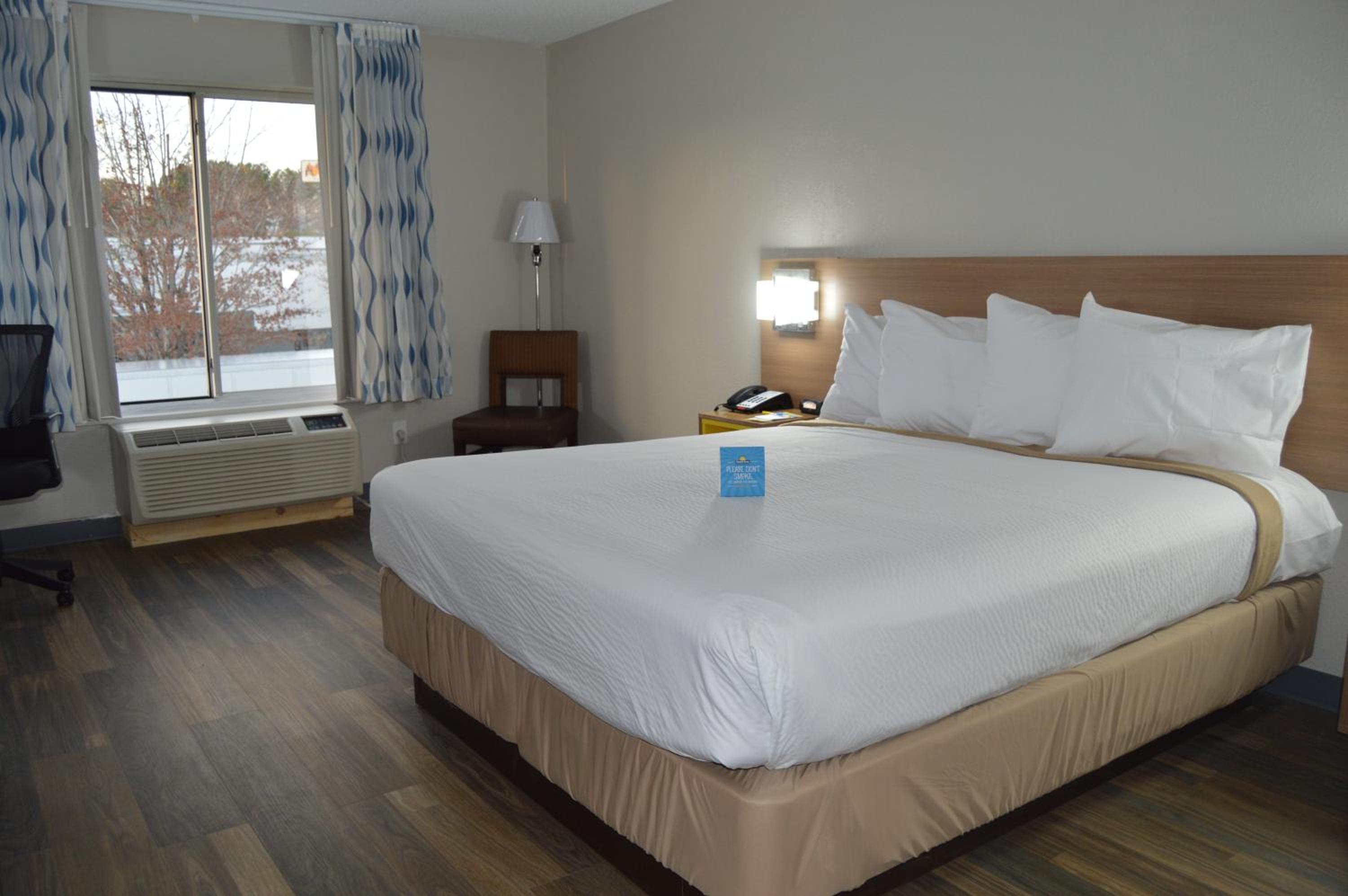 1 King Bed 1ST Floor Non-Smoking