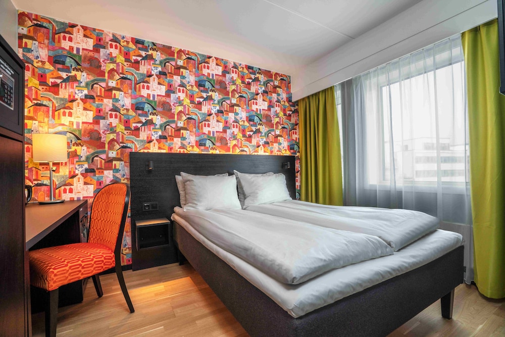 Standard, Queen Bed
