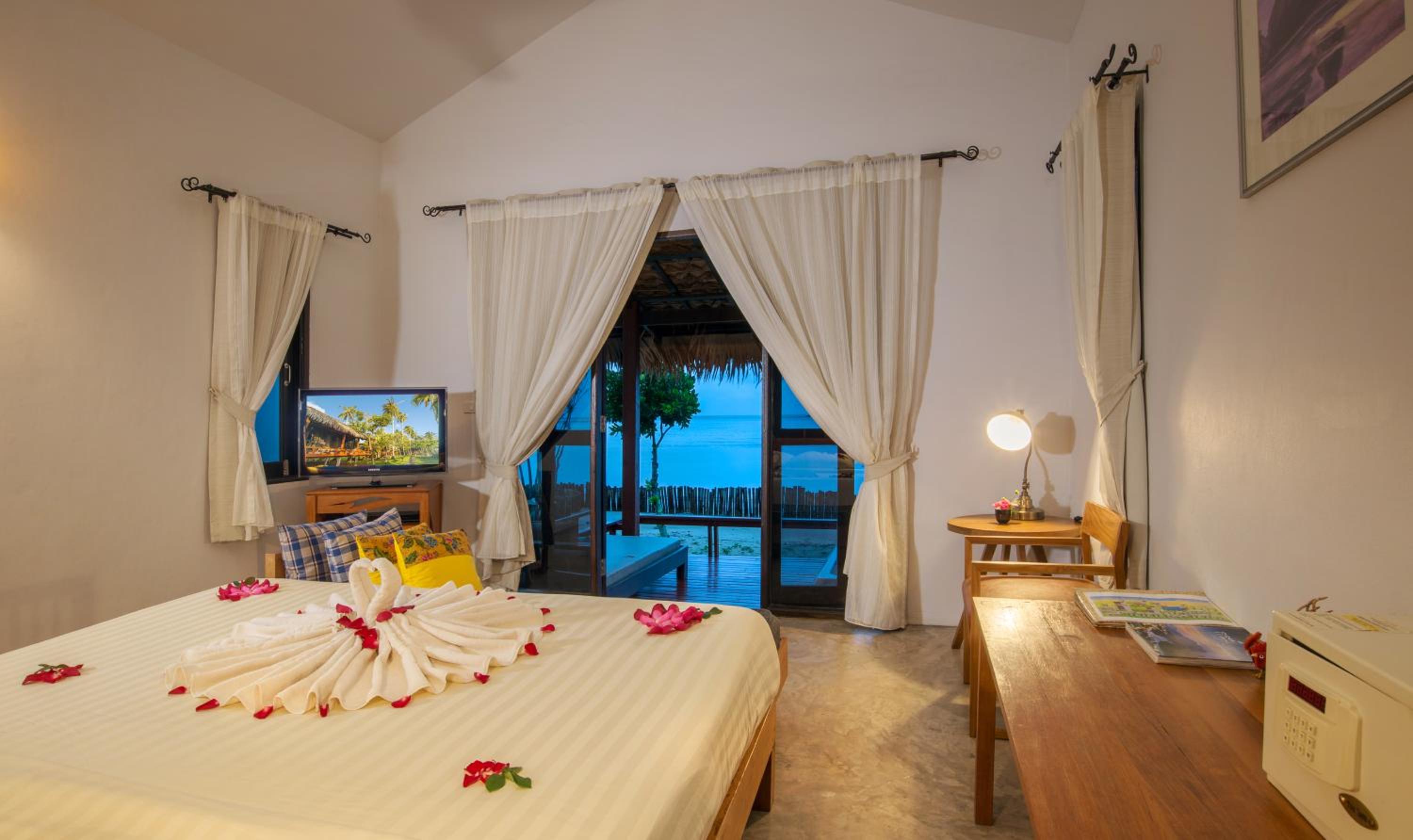 Bungalow, Double Bed, Ocean Front, Sofa