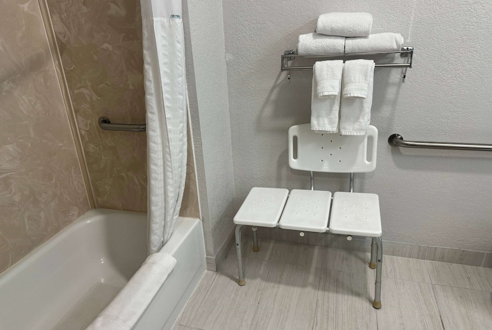 غرفة بسرير كينج لذوي الإعاقة، Wingate By Wyndham Sioux City 10/10