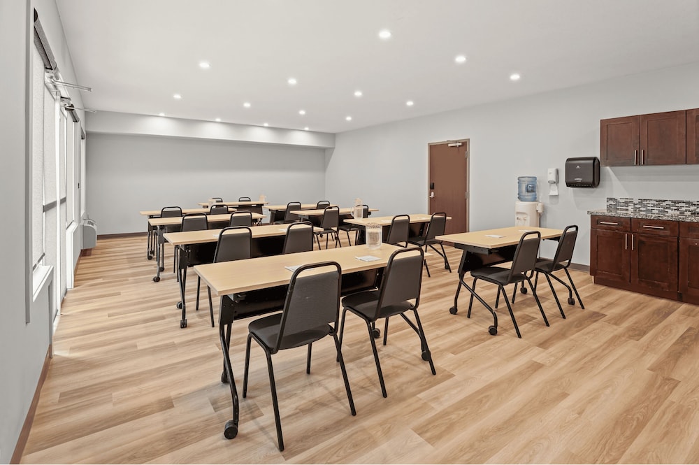 Home Inn and Suites Regina Airport 62/68