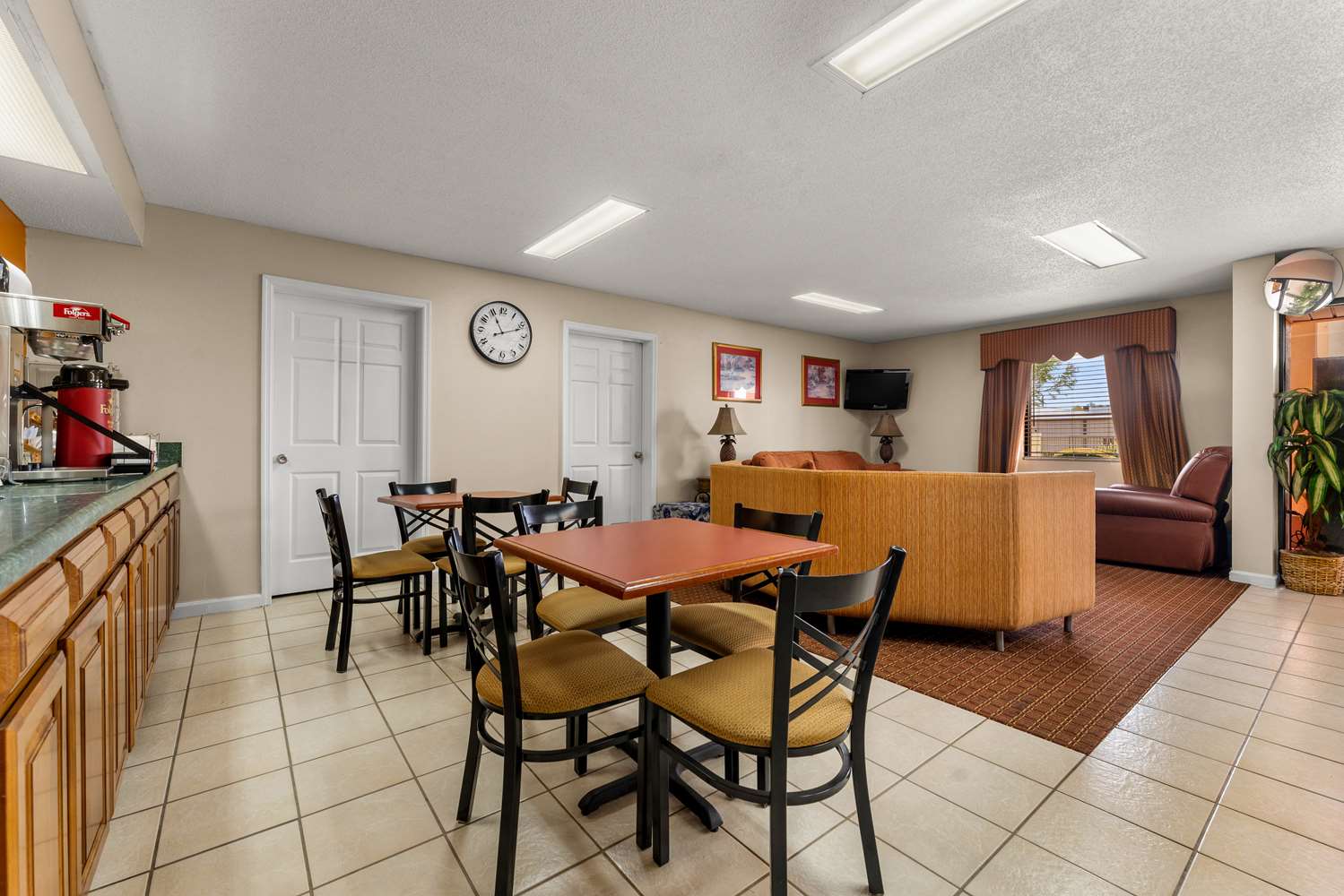 Americas Best Value Inn Montezuma 18/24