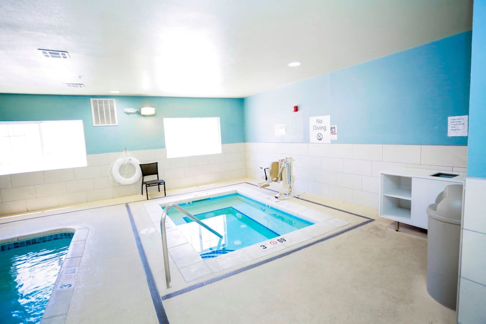 Holiday Inn Express Hotel and Suites Carlsbad 26/65