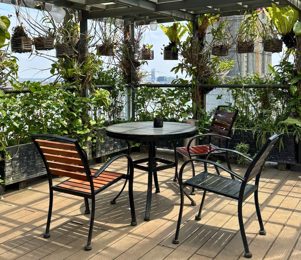 LCS Hotel & Apartment 46/64