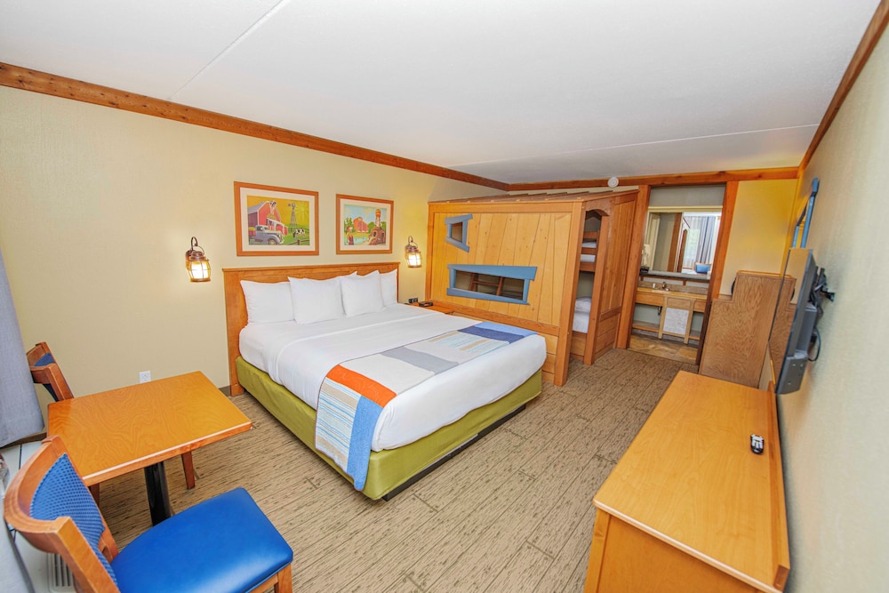 CLUB HOUSE, QUEEN BED