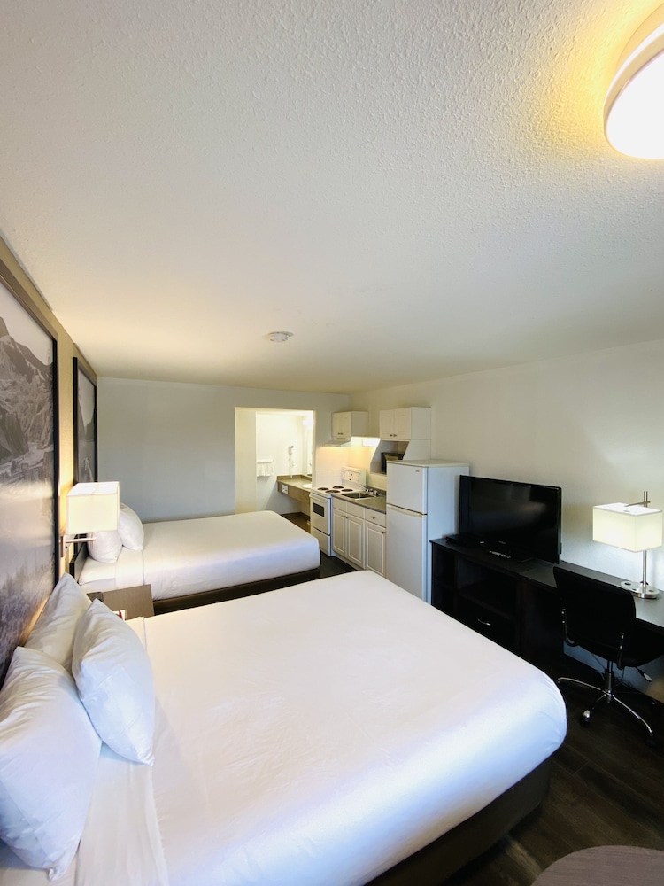 Super 8 By Wyndham 100 Mile House 16/36