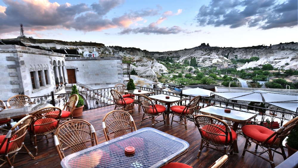 Harman Cave Hotel 60/78