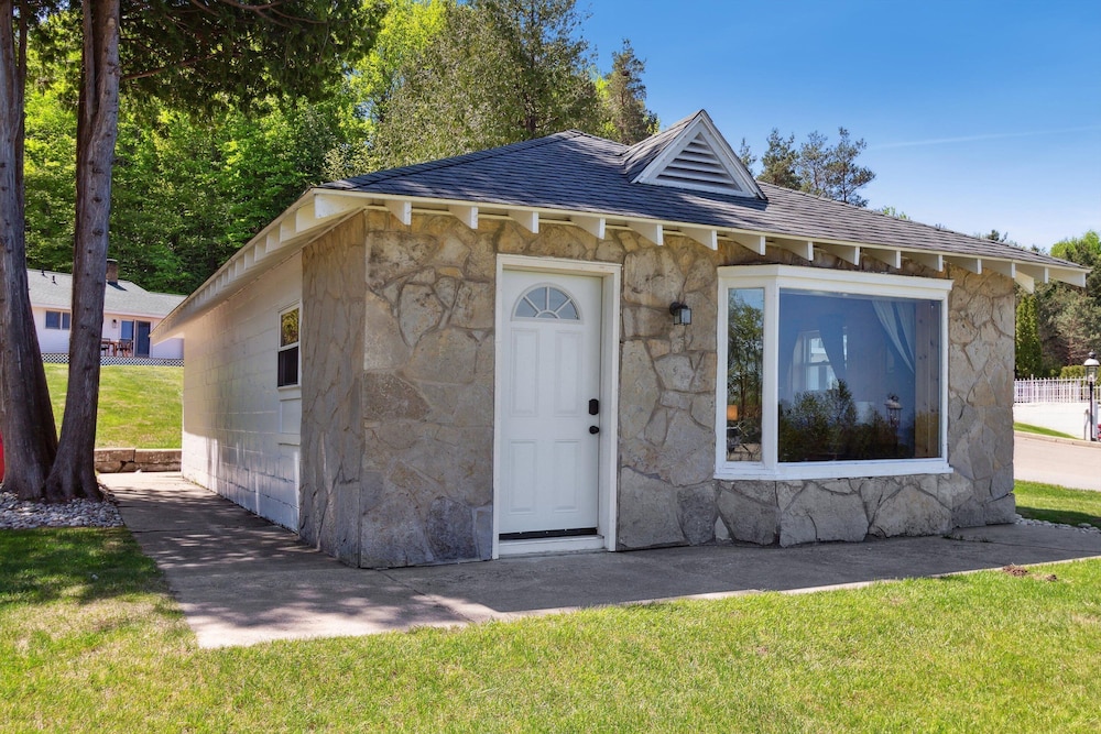 Bay Inn of Petoskey 64/68