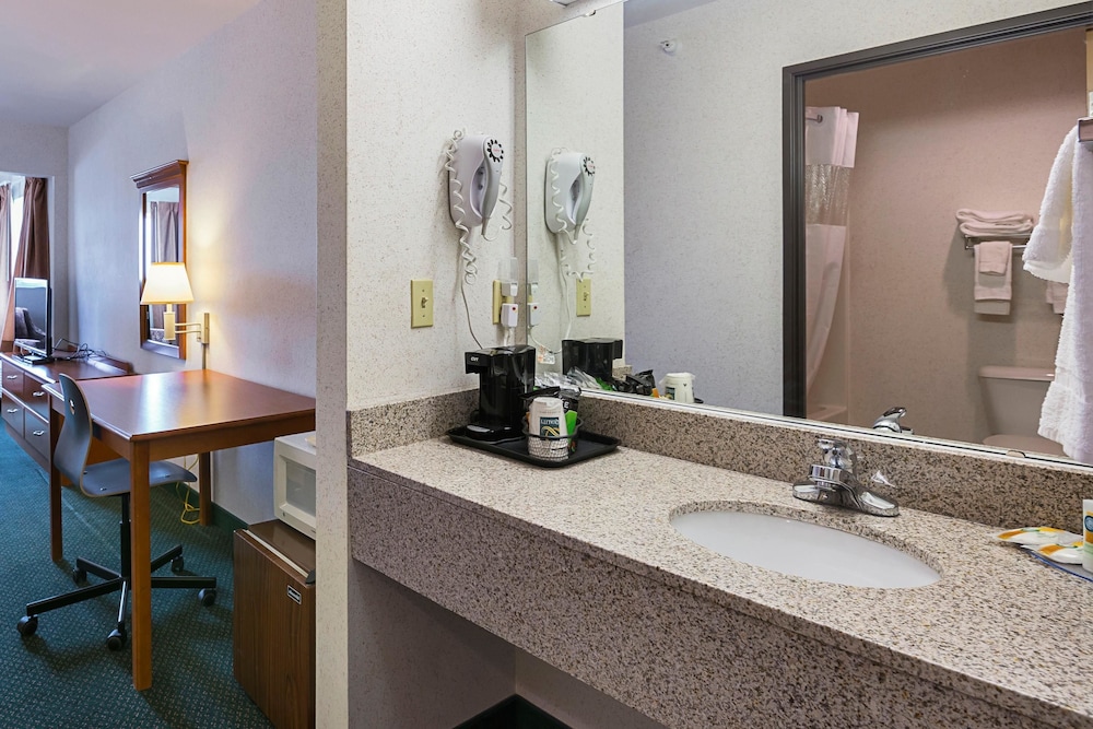Quality Inn & Suites Belmont - Platteville 22/44