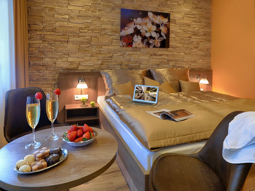 Viktor Hotel 25/55