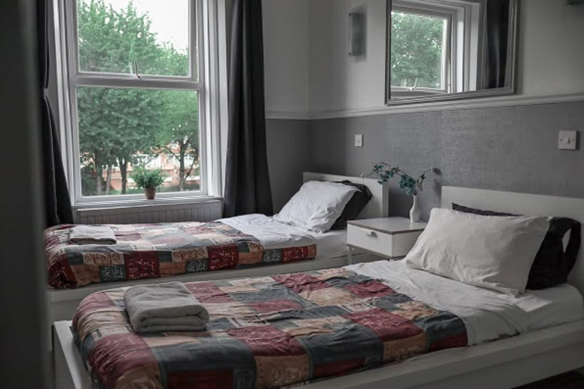 ROOM, TWIN BEDS