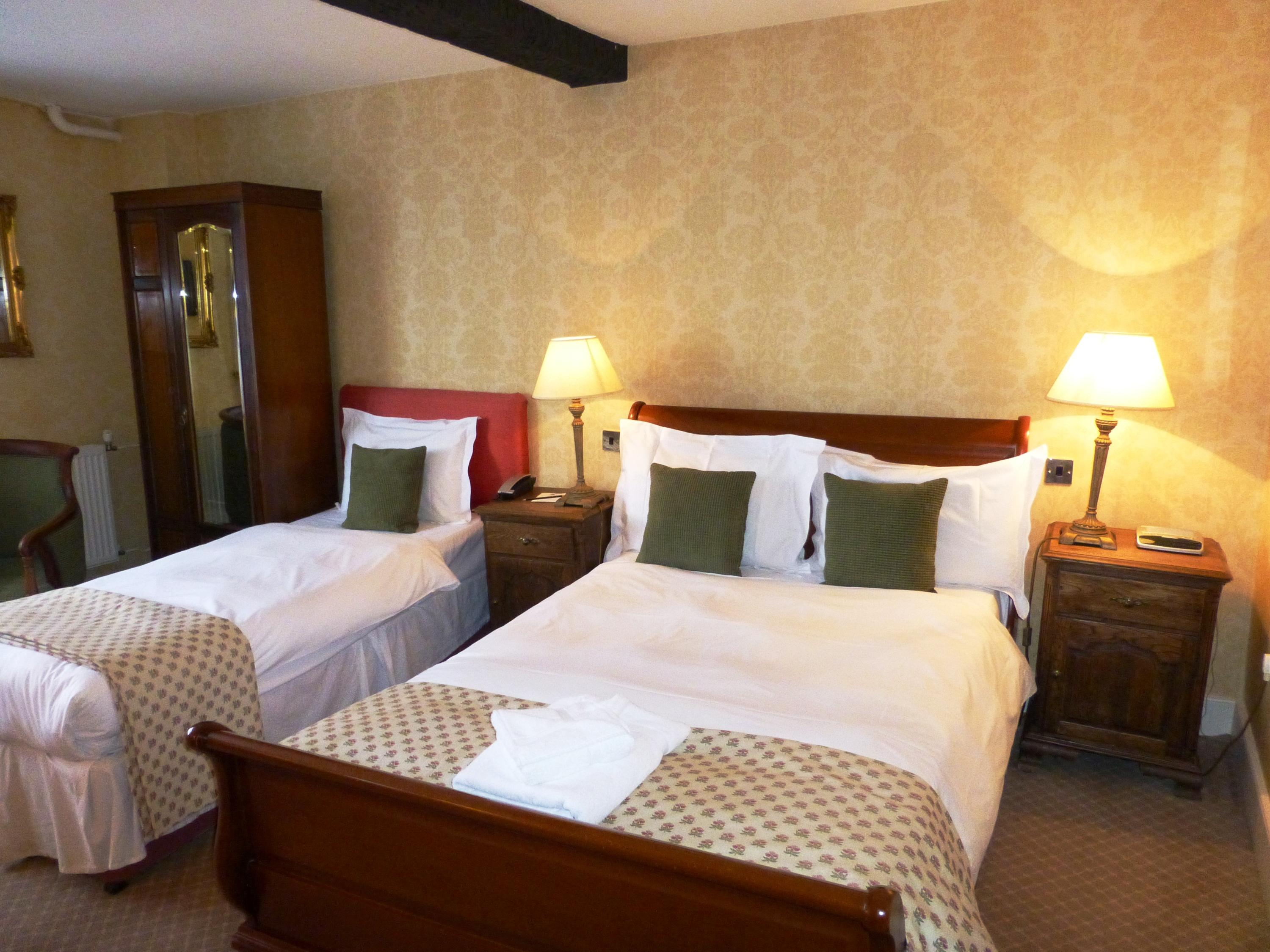 غرفة عائلية، The Bear Hotel 3/4