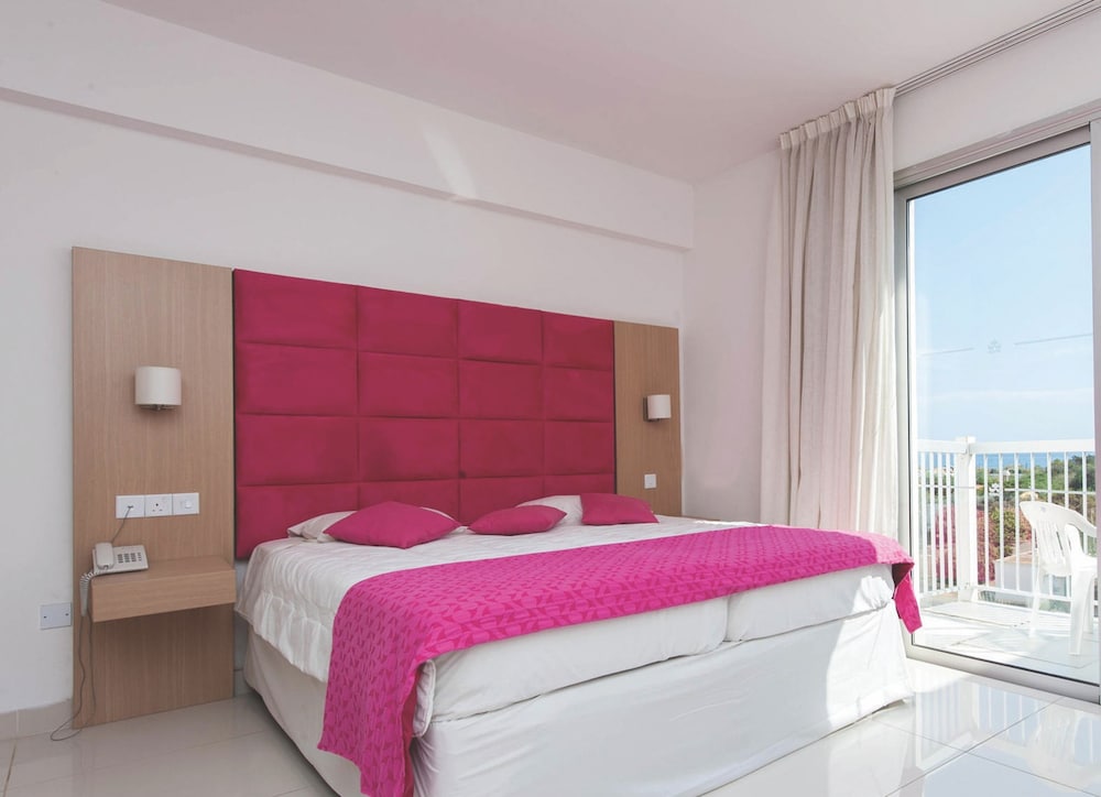 Marlita Beach Hotel Apartments 9/50