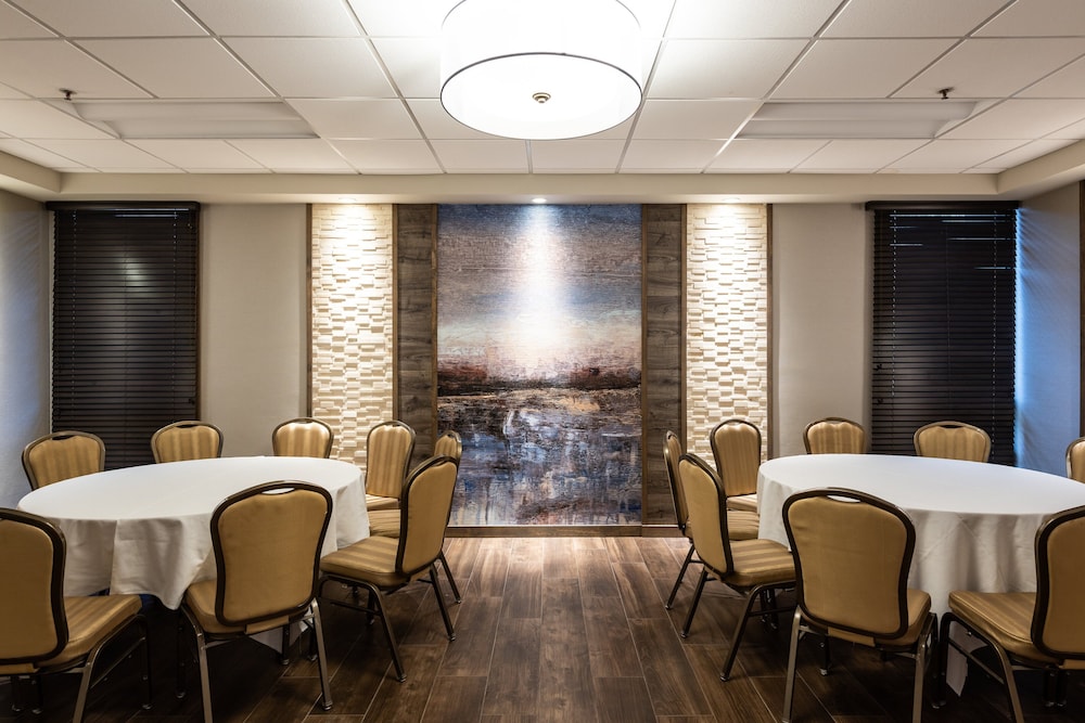 Holiday Inn Newark International Airport An Ihg Hotel 65/84