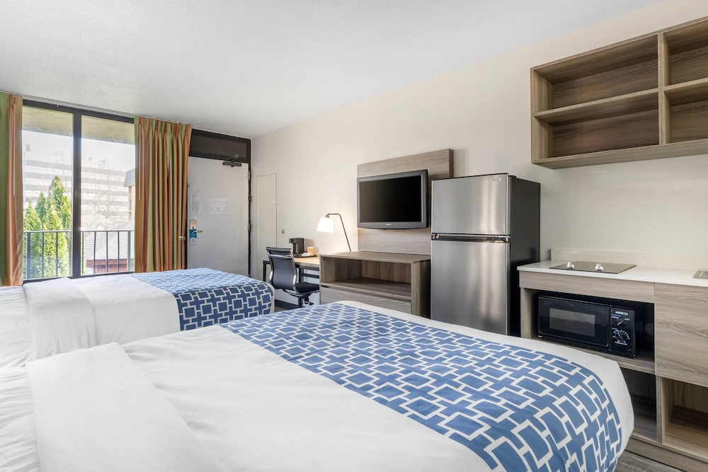 Efficiency, 2 Double Beds, Accessible، Suburban Studios Tysons Corner 2/6