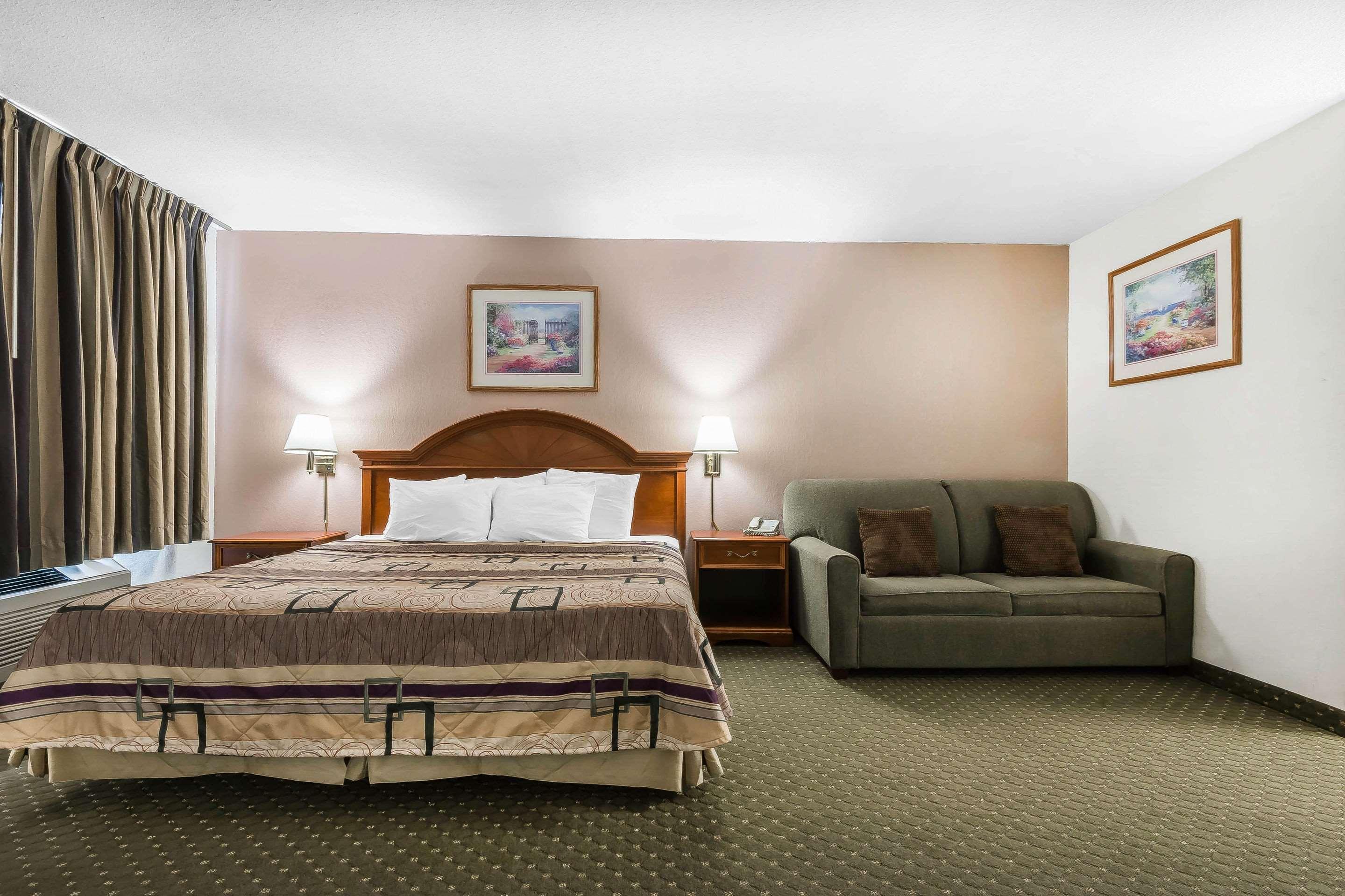 Efficiency, Suite, King Bed