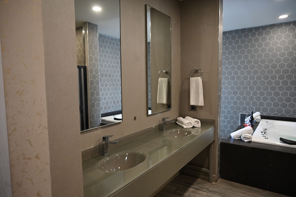 Agora Suites 64/67