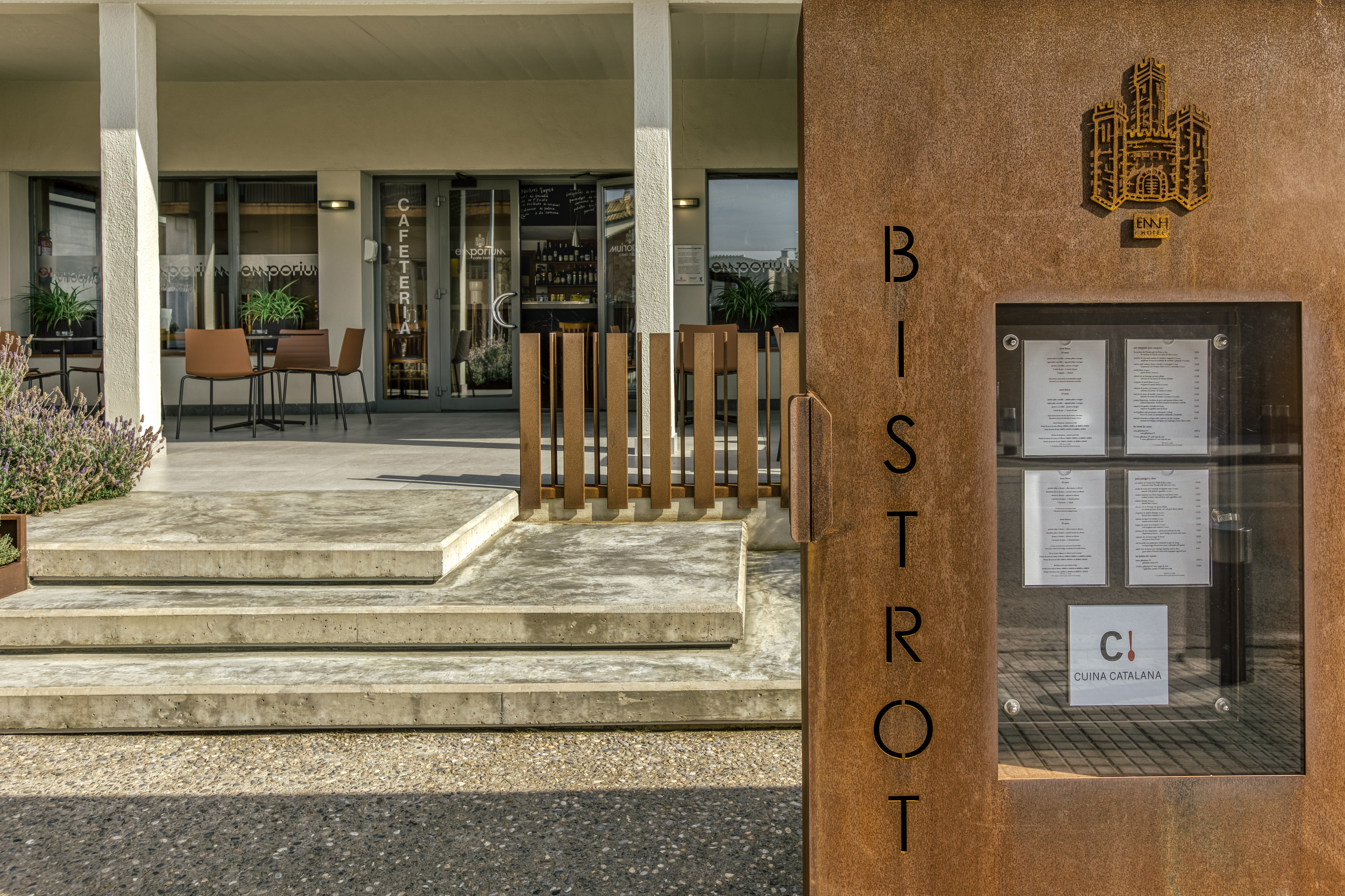 Emporium Hotel 4/42