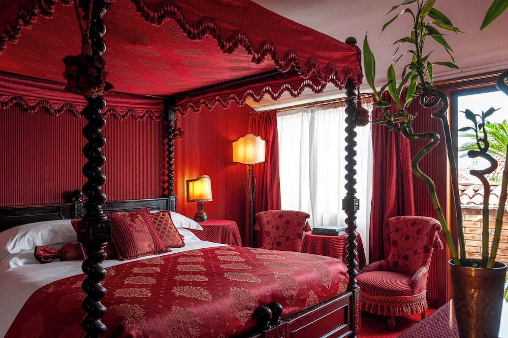 DELUXE, DOUBLE OR TWIN BED