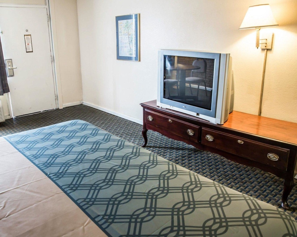 Rodeway Inn and Suites Wilmington North 23/28