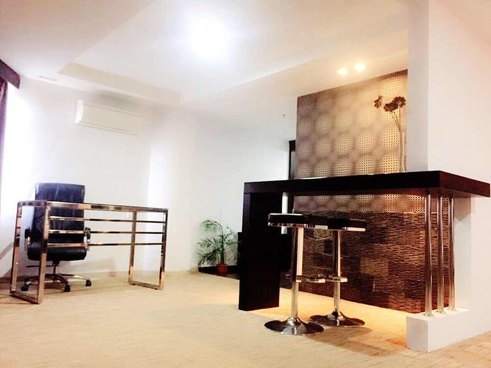 89 Hotel 6/86