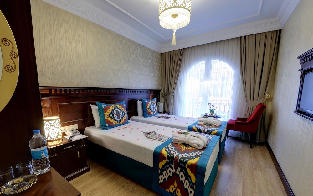 The Magnaura Palace Hotel 33/87