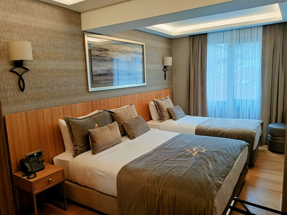 1 BEDROOM, STANDARD, TRIPLE