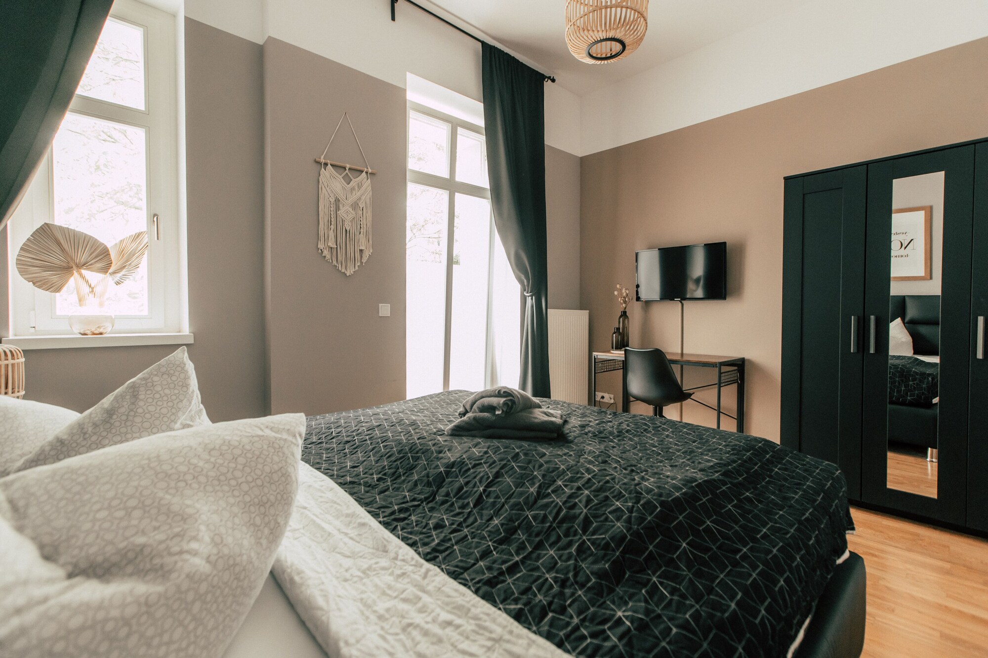 2 Rooms, Boho, Apartment, Queen Bed, Sofa, Balcony, Kitchen، Stadthaus By Hentschels Apartments 3/5