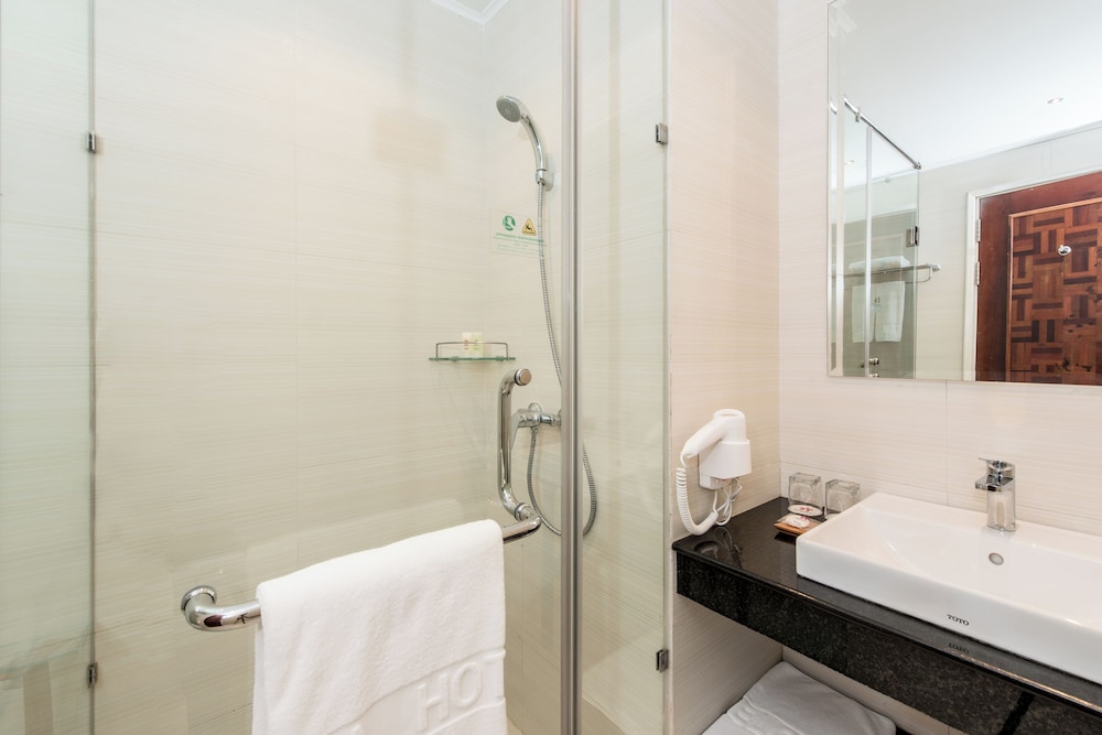 غرفة سوبيريور بسرير كينج بإطلالة على المسبح، Sokha Palace Siem Reap Hotel 4/4