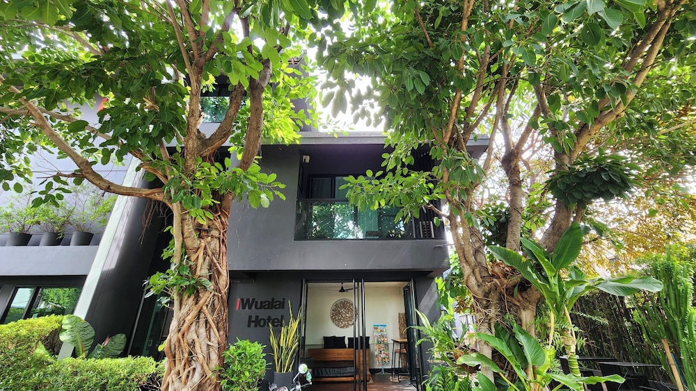 Iwualai Hotel 61/65