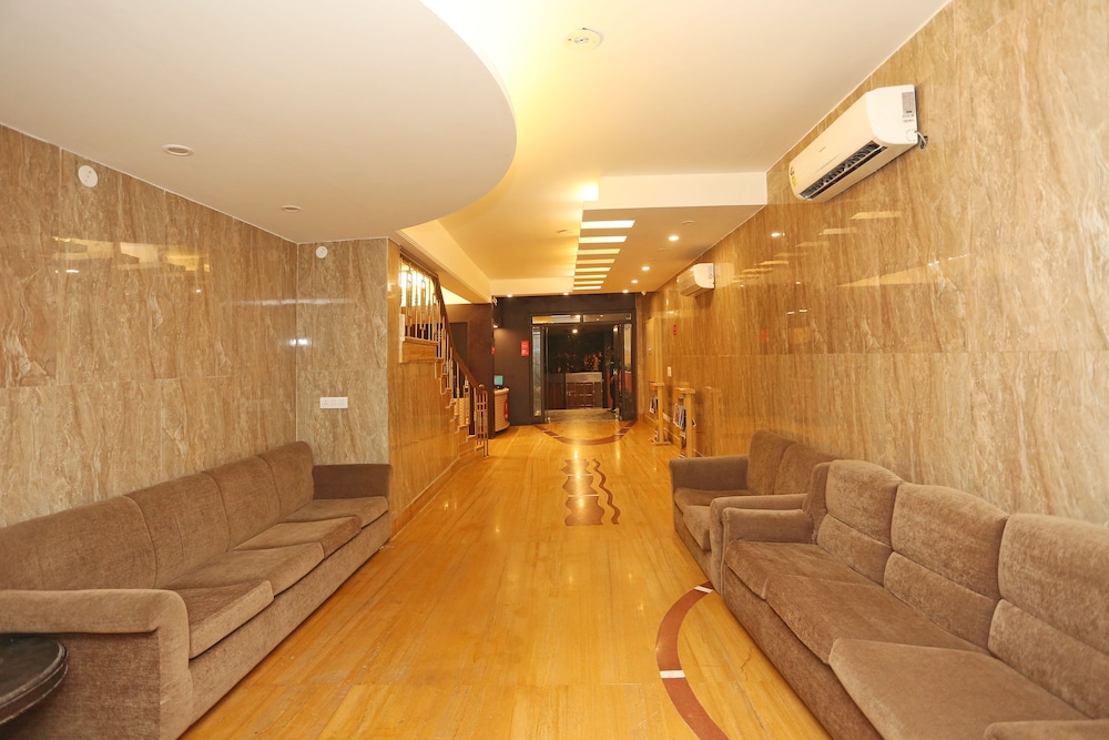 Oyo 11451 Hotel Auston 13/16