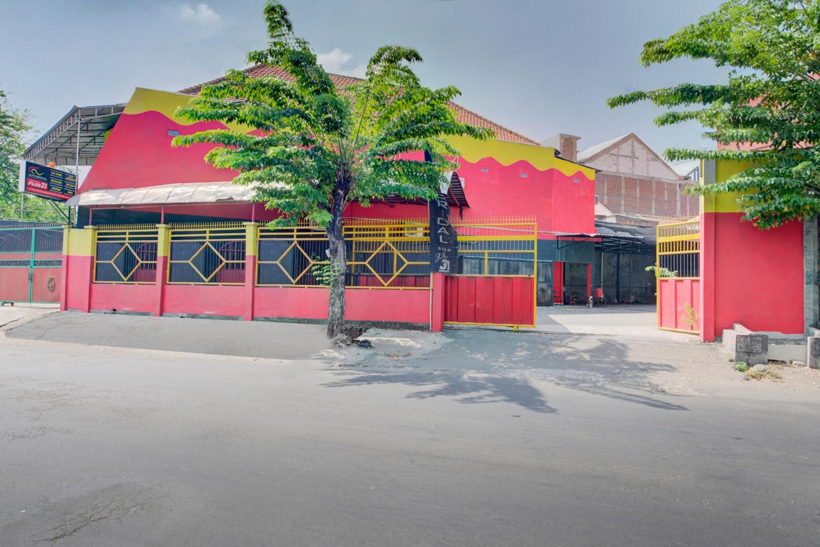 OYO 3198 Sukomanunggal Inn 2/49
