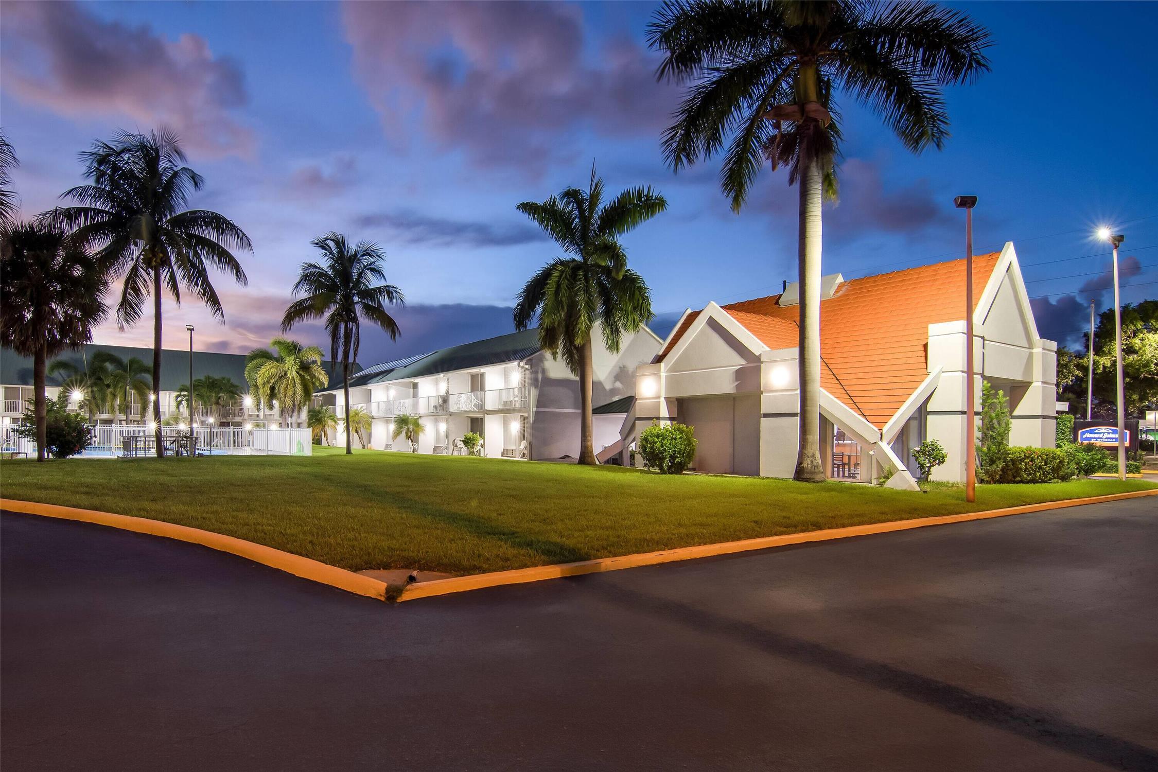 Howard Johnson By Wyndham Vero Beach / Downtown 18/22