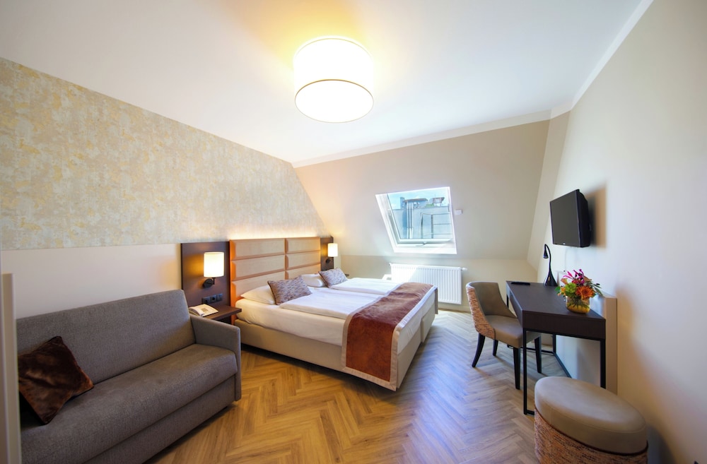 غرفة قياسية ثلاثية بسريرين منفصلين مع أريكة، HOTEL DREI KRONEN VIENNA CITY 4/10