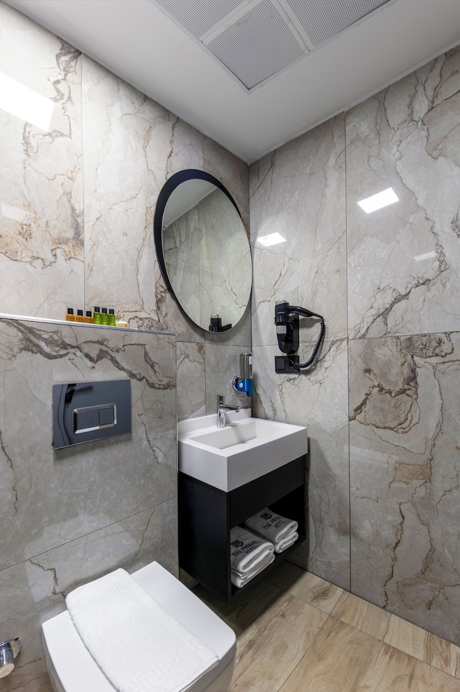 The Private Airport Hotel 50/50