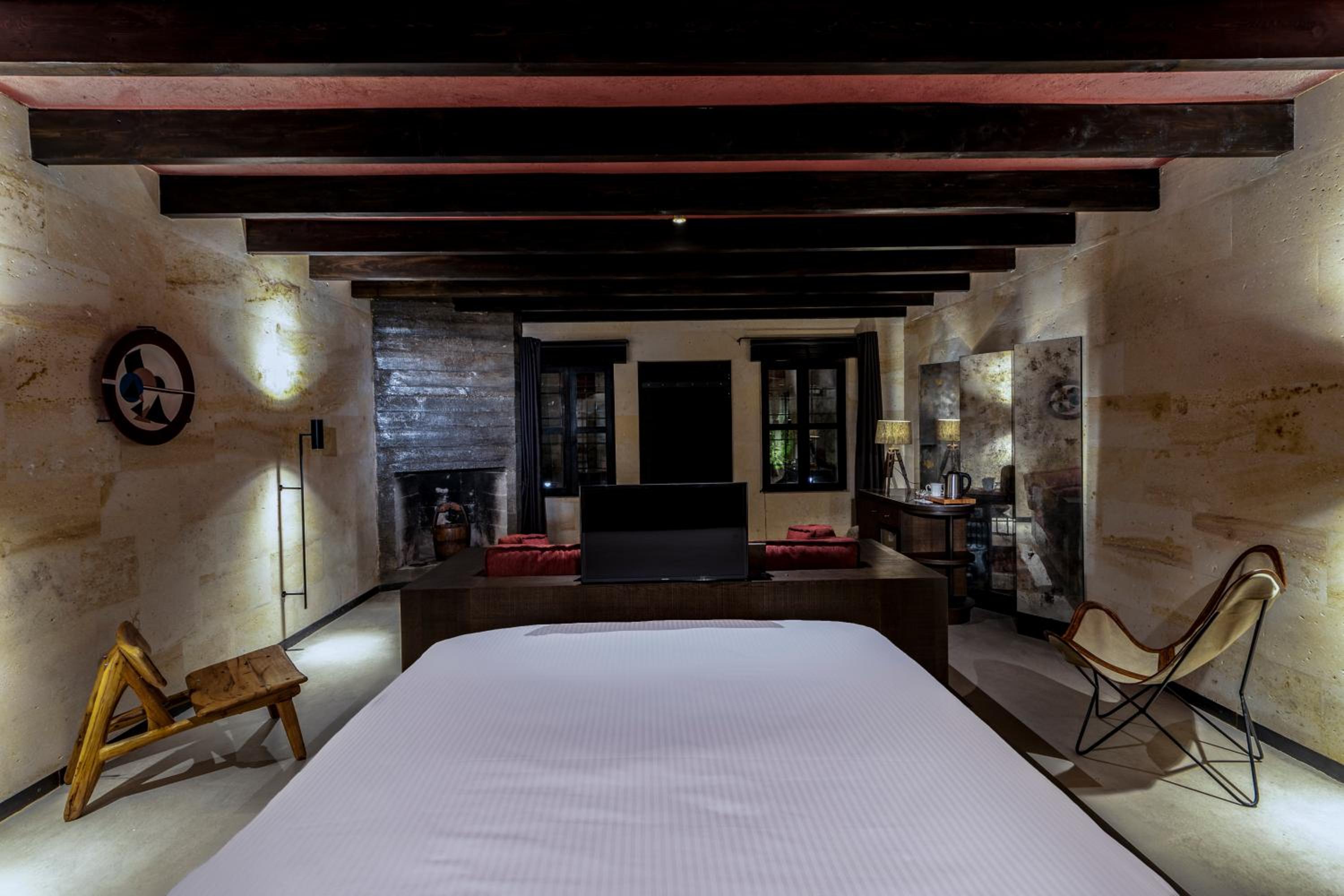 Cave, Stone, Suite, Bathtub