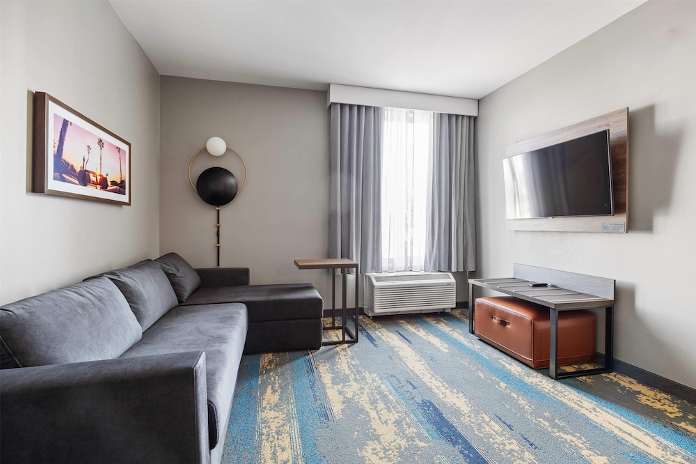 La Quinta Inn and Suites by Wyndham La Habra 41/60