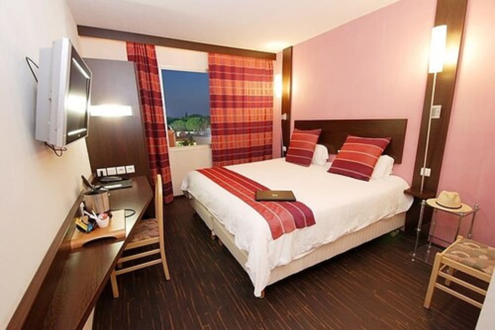 SUPERIOR, DOUBLE OR TWIN BED