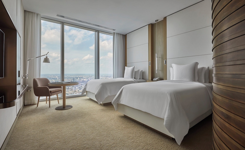 GRAND, LANDMARK, 2 DOUBLE BEDS
