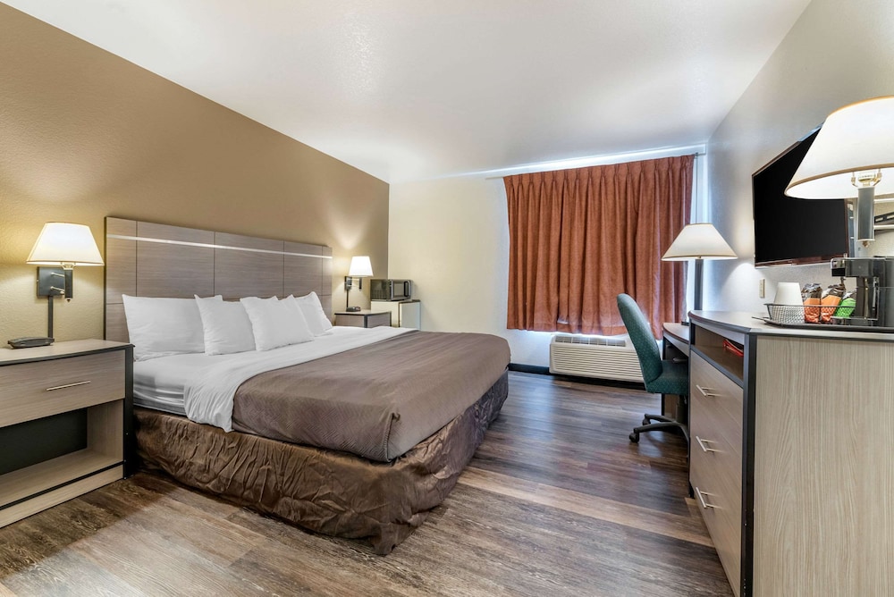Econo Lodge Pueblo North 12/40