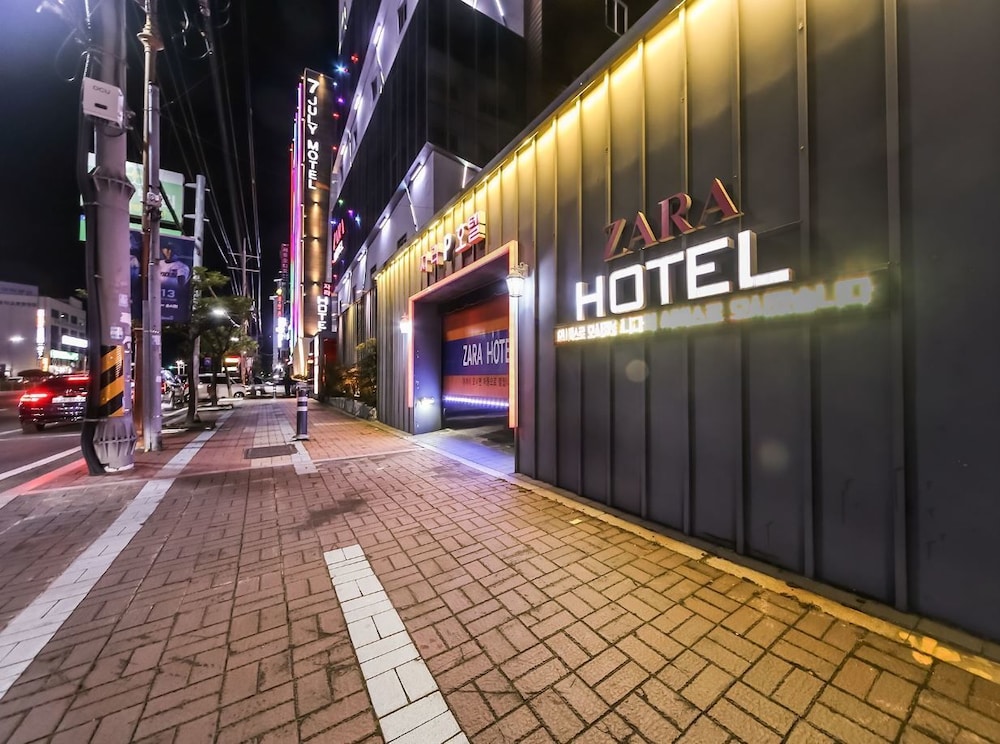 Zara Motel 62/68