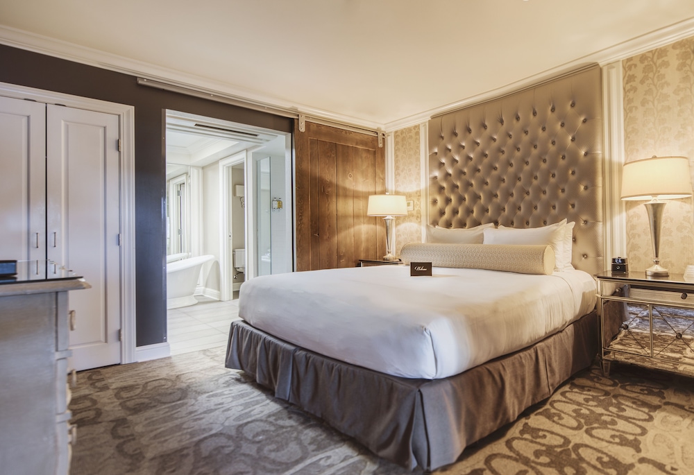 SUITE, KING BED, SOFA, COURTYARD AREA