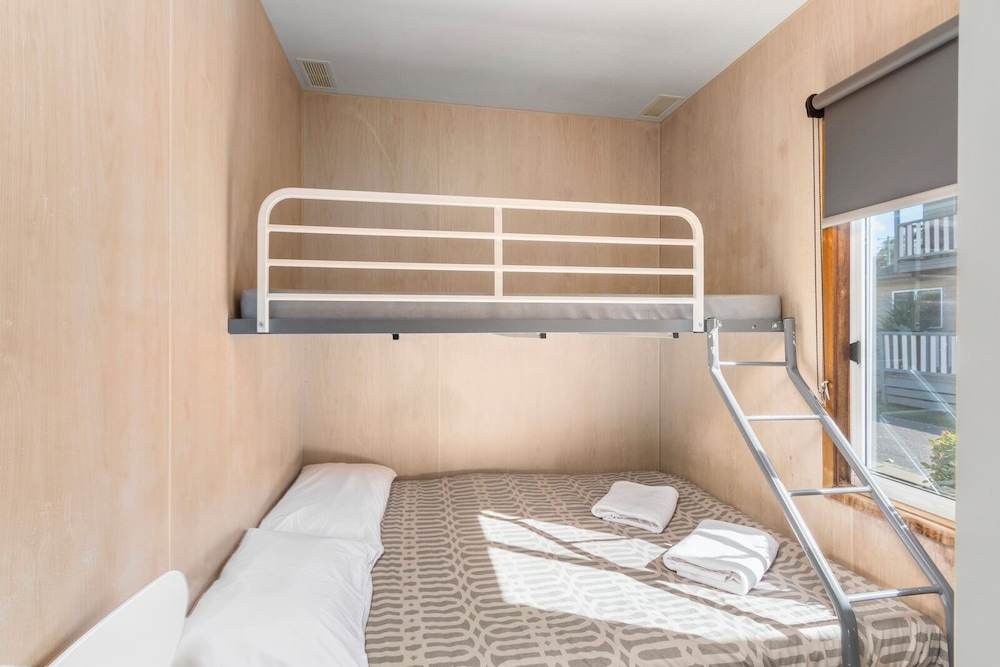 كابينة بسرير مزدوج وسرير بطابقين بغرفتي نوم، Eden Beachfront Holiday Park 7/10