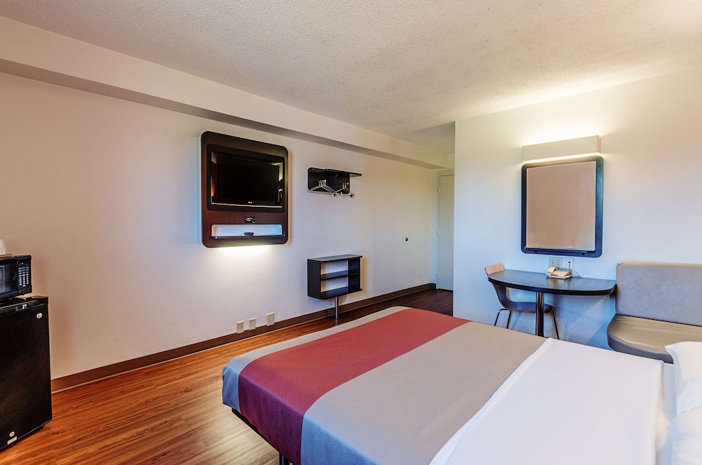 Motel6 Martinsburg, WV 27/42