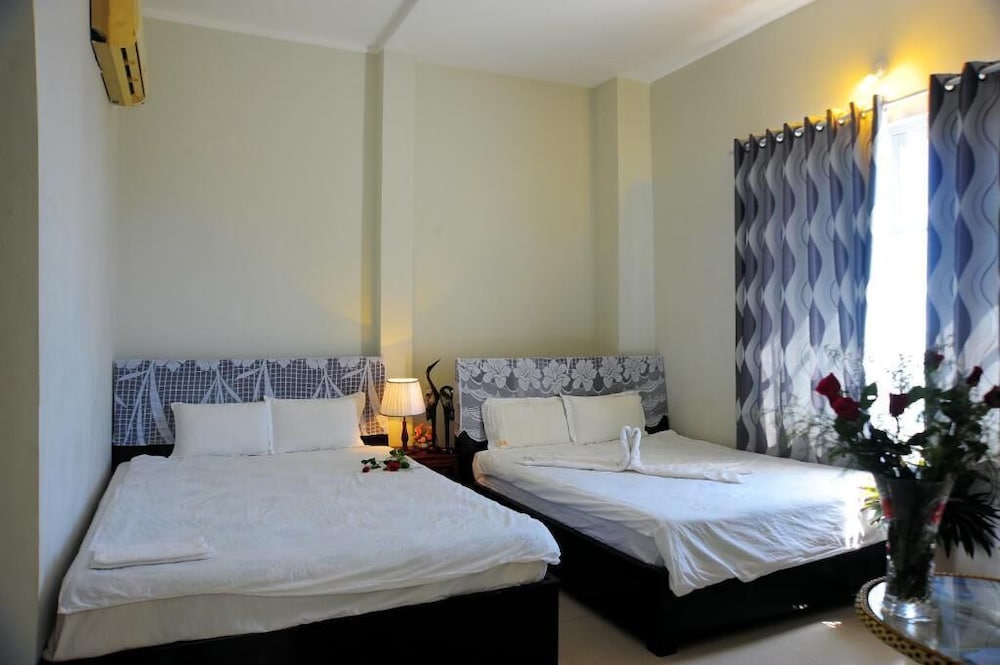 ROOM, QUADRUPLE