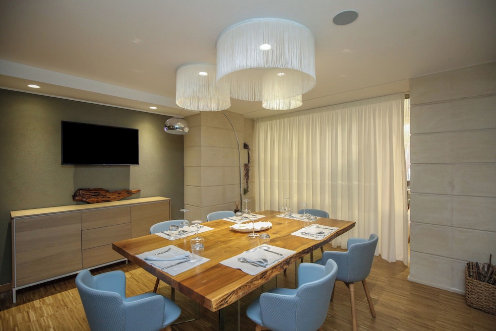 Hotel Vlora Priam, Affiliated by Melia 53/65