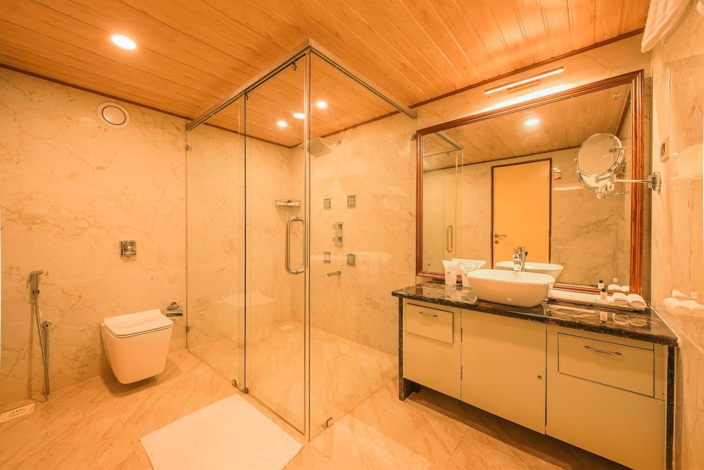 White Lotus Hotel 32/32