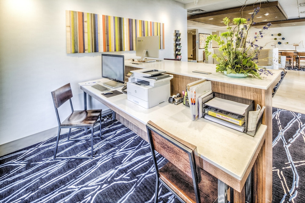 Holiday Inn Express And Suites Cleveland West Westlake 40/54