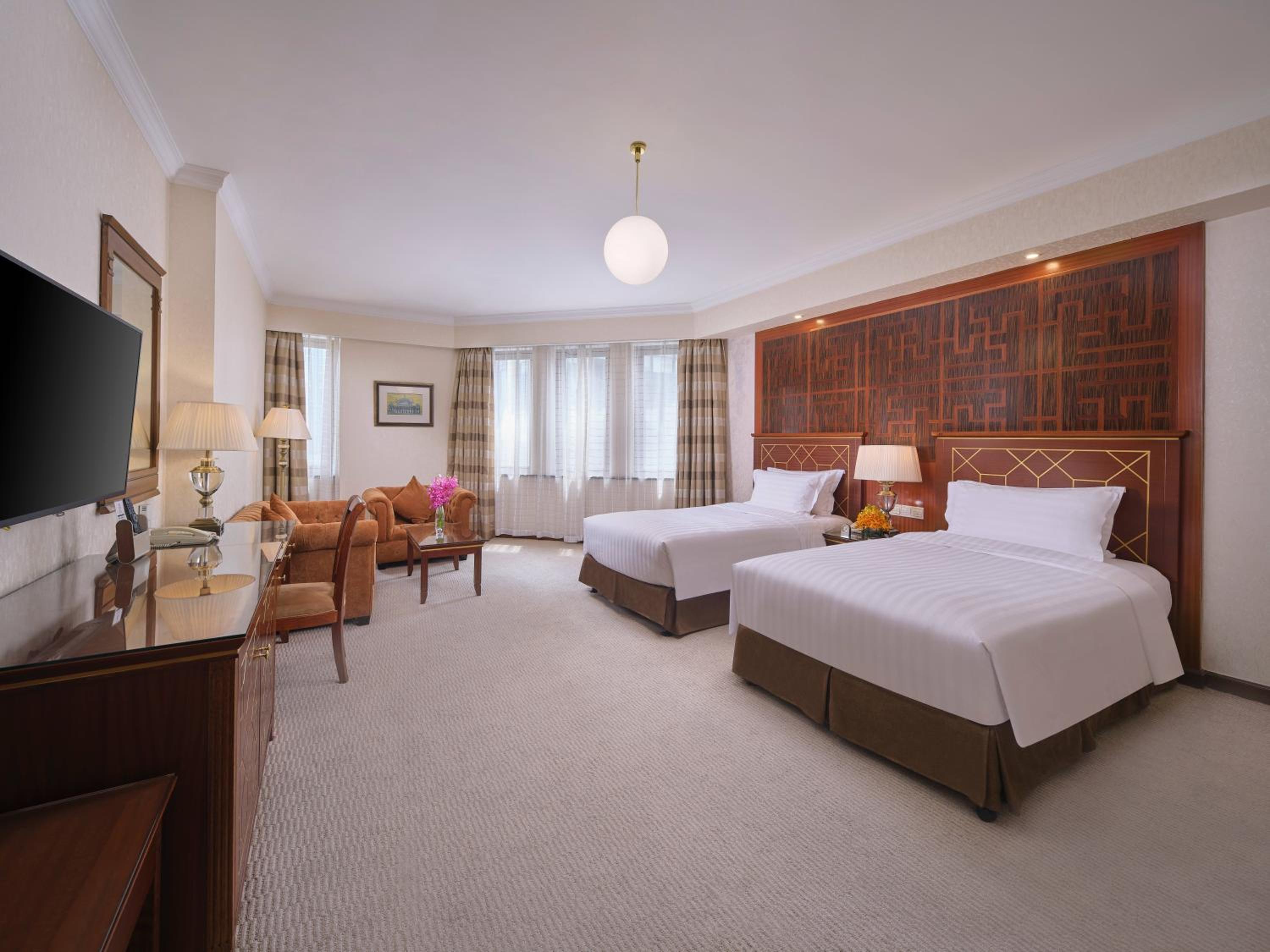 Streetscape, Deluxe, Twin Beds