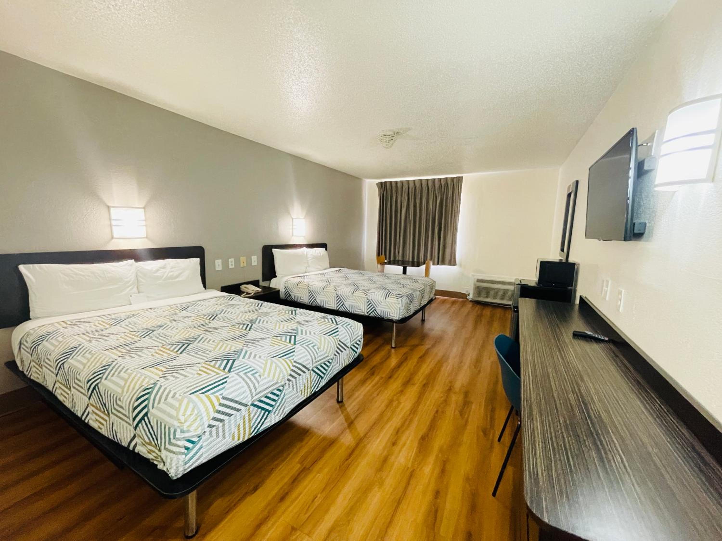2 Queen Beds Micfridge